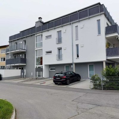 Neuwertige 2-Zimmer-EG-Wohnung mit 2 Terrassen und Einbauküche in Straubing