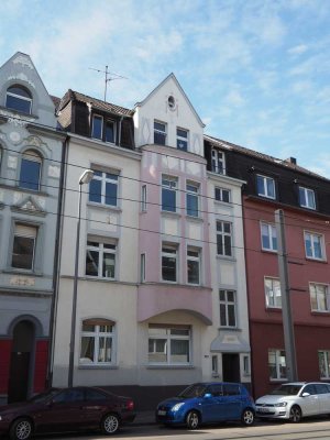 gut geschnittene EG-Wohnung mit großer Küche,  Loggia, Gäste WC und Garten