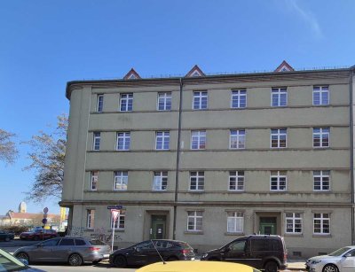 +++ Sanierungsobjekt mit Potenzial: WG-geeignete 3-Raum-Wohnung mit Balkon in Dresden-Pieschen +++