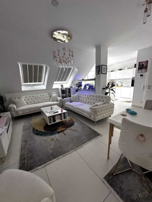 Stilvolle 3-Raum-Penthouse-Wohnung mit lux. Innenausstattung mit Balkon und EBK in Kleinostheim