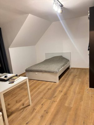 Voll möblierte Dachwohnung mit Einbauküche mit Ausblick ins Grüne - ideal für Studenten oder Pärchen