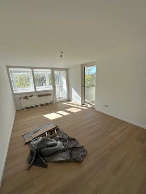 Wunderschön renovierte 4 Zimmer Wohnung mit Balkon, Loggia, EBK, TG Stellplatz in Erlangen!