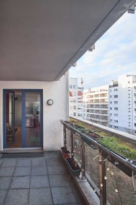 Helle 1-Zimmer-Wohnung als Renditeobjekt mit großer Terrasse und Blick auf den Fernsehturm in Mitte