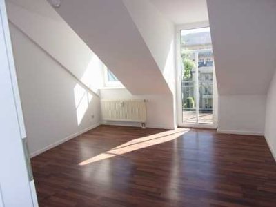 DACHGESCHOSS--BALKON AM WOHNZIMMER--
FRISCH RENOVIERT--PREISGÜNSTIG--TOP SINGLE-WHG.