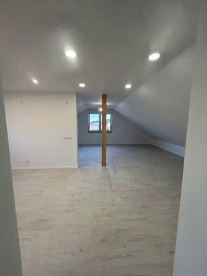 2-Zimmer-Dachgeschosswohnung im Effizienzhaus 55 – Klimaanlage, 2 Stellplätze, Neubau 2025