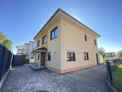 Freistehendes Einfamilienhaus mit Garten, Dachterrasse und moderner Einbauküche