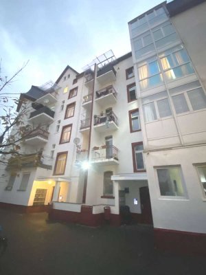 Helle 3-Zimmer-Wohnung mit Balkon in der Waldstraße, Offenbach