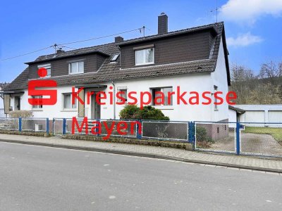 Freistehendes Doppelhaus m. 3 Garagen, Stellplätzen u. großem Grundstück