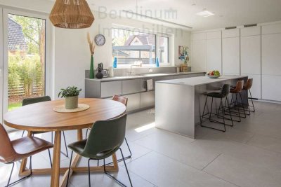Modernes Einfamilienhaus (2023) mit großem Wohnbereich, Premiumküche & Garten in ruhiger Lage