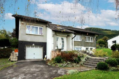 Wohnen mit Weitblick: Gepflegtes Einfamilienhaus mit großem Grundstück und flexiblem Grundriss