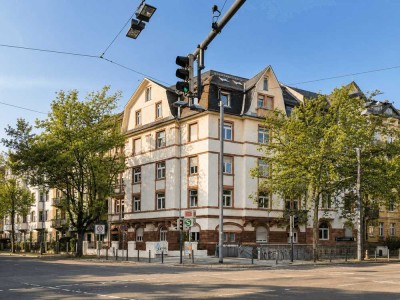 Erstbezug nach Sanierung – 3-Zi.-Wohnung mit Balkon im Altbau-Denkmal.