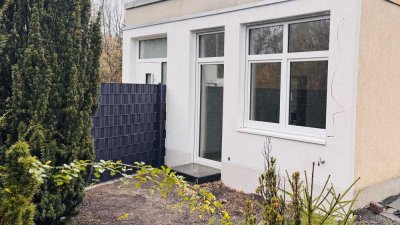Attraktive, umfassend sanierte 2-Raum-Erdgeschosswohnung mit großem Außenbereich, separatem Eingang