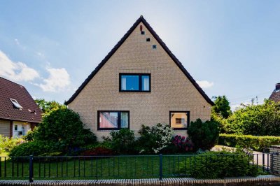 Courtagefrei: Mehrgenerationenhaus mit sonnigem Garten und zwei Wohneinheiten