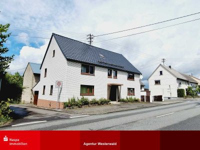 Merkelbach: Gepflegtes Bauernhaus mit Nebengebäude und zwei Garagen