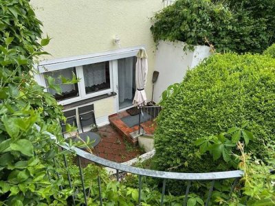 Helle 2 Zimmer Souterrain-Wohnung mit Westterrasse