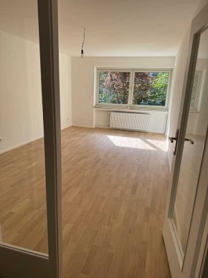 Geschmackvolle, sanierte 3-Zimmer-Wohnung mit geh. Innenausstattung mit Balkon in München Hadern
