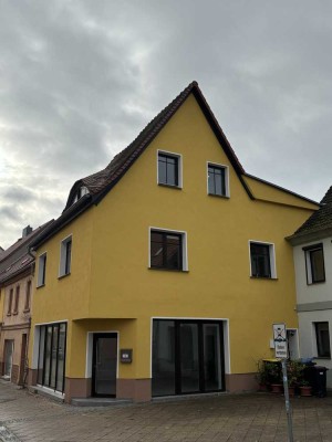 Saniertes Innenstadthaus mit einer 150 m² Gewerbeeinheit im EG und einer Wohung mit 137 m² (teilbar)