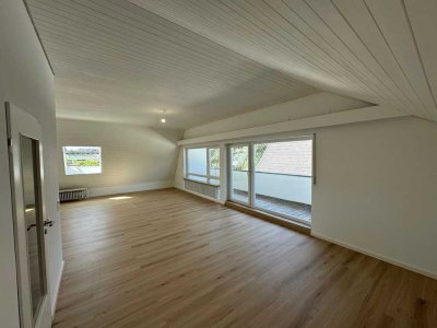 Sehr schöne, sanierte und neuwertige 4-Zimmer DG-Wohnung mit EBK