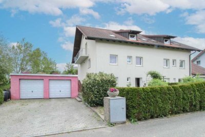 Eigenheim mit Garten, 2 Garagen und 2 Freistellplätzen in Feldrandlage!