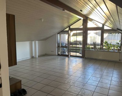 Exklusives Wohnen unter dem Dach: Ihre lichtdurchflutete 3-Zimmerwohnung