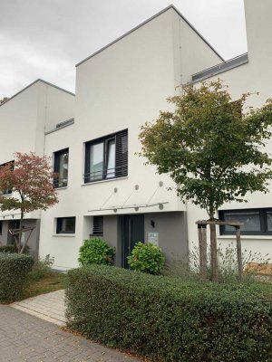 Stadthaus (außergewöhnliches Reihenhaus) mit großzügiger Dachterrasse (Baujahr 2013), von privat