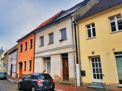 Dr. Lehner Immobilien NB -
Schnäppchen-Ausbauhaus mitten in gepflegter Altstadt