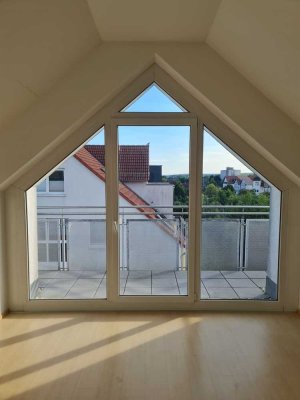 Stilvolle, gepflegte 2-Raum-DG-Wohnung mit Balkon und Einbauküche in Bischofsheim