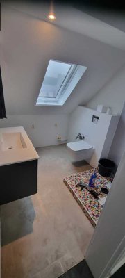 2 zimmer DG Wohnung mit Dusche/Fenster, Einbauküche, Laminat