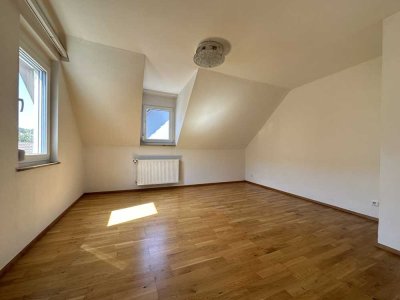 Renovierte Dachgeschosswohnung mit großem Stauraum