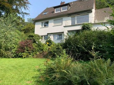 Großzügiges Zweifamilienhaus mit parkähnlichem Garten