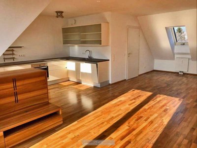 LICHTDURCHFLUTETE MAISONETTWOHNUNG MIT TERRASSE UND EIGENTUMSGARAGE