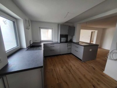 Erstbezug nach Sanierung 4,5 Zimmer Wohnung mit Kaminanschluss