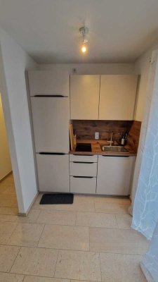 Studentenwohnung, komplett möbliert mit kleiner Terrasse
