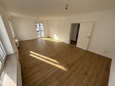 Frisch saniert: Helle und geräumige 3,5-Zimmer Wohnung mit 30m² Terrasse und Balkon, neue EBK