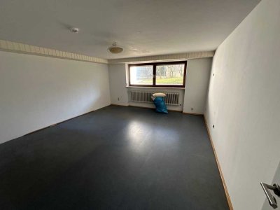 Nur für 1 Pers.  Ruhige, einfache 1-Zimmer-Keller-Wohnung mit separater Wohnküche u. großen Fenstern