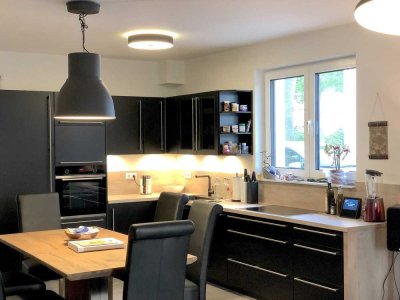 AB SOFORT: neuwertige Doppelhaushälfte mit Wärmepumpe, vier Zimmern, FBH und 50m langem Grundstück