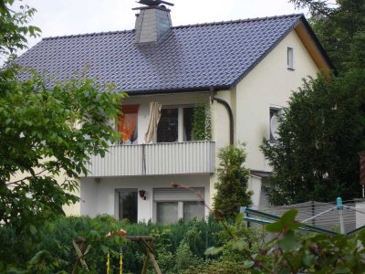 2 Fam. Haus ** EG mit - gr. Terrasse und Garten -   ** PKW direkt vorm Haus  **
