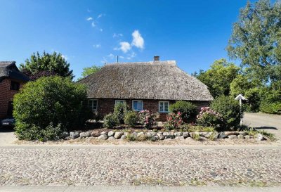 Traumhaftes Reetferienhaus in Groß Zicker – Charmantes Zuhause inmitten der Zickerschen Alpen