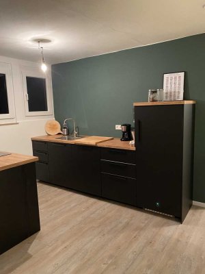 Modernisierte Dachgeschosswohnung mit zwei Zimmern sowie Balkon und Einbauküche