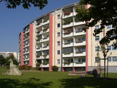 2-Raum-Wohnung mit verglastem Balkon und Wanne