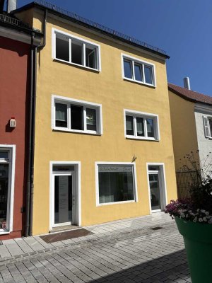 Schöne und vollständig renovierte 2-Zimmer-Dachgeschosswohnung mit Balkon in Schwandorf