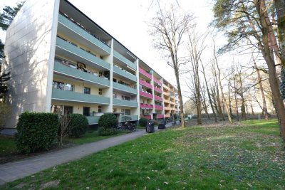 Hell, grün und ruhig mit großer Loggia und Einbauküche!