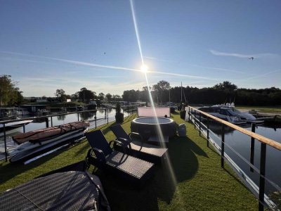 LUXUS Hausboot - 3 Etagen - 100m² Wohnen + 120 m² SONNENTERRASSE - Kamin, Kino, komplett individuell