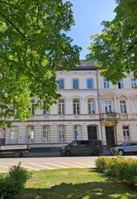 Viel Platz: Traumhafte 4 Zimmer Altbauwohnung