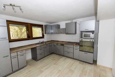 Schöne und gepflegte 2-Zimmer-DG-Wohnung mit EBK und Garage in Gaggenau
