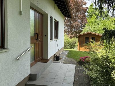 Bungalow für 2-4, ebenerdig, sehr gepflegt, ruhig am Waldrand gelegen, Wfl. 127m², 762m² Grund.