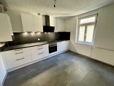 Helle & frisch renovierte 2-Zimmer-Wohnung mit neuer Einbauküche