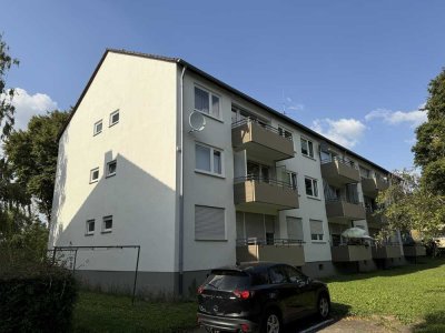 Frisch modernisierte 4 Zimmer Wohnung mit Balkon sucht Sie! :-)