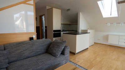 Geschmackvolle, vollst. renovierte 2-Raum-Dachgeschosswohnung mit geh. Innenausstattung mit Balkon