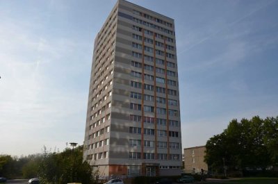 Frisch renovierte 2-Raum-Wohnung im Hochhaus